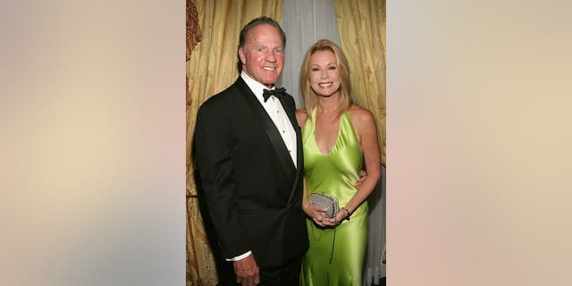 Kathie Lee était mariée à Frank Gifford (photographié en 2004) jusqu'à sa mort en 2015. Le couple partage deux enfants.