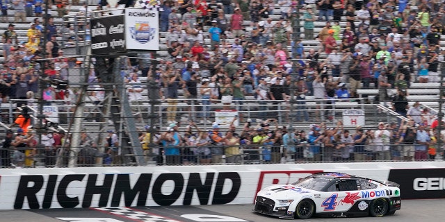 Kevin Harvick (4) crosses the finish line to win the Federated Auto Parts 400 at Richmond Raceway in Richmond, Virginia, en agosto. 14, 2022.