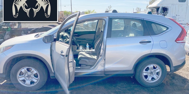 El SUV de Kiely Rodni también está desaparecido: un Honda CRV plateado de 2013 con matrícula de California 8YUR127.  Tiene una pequeña calcomanía con la cabeza de un carnero en la ventana trasera, debajo de la escobilla del limpiaparabrisas trasero.