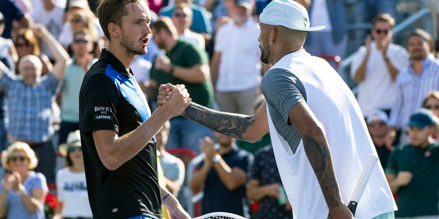 Daniil Medvedev of Russia, 左, congratulates Nick Kyrgios of Australia for his victory during second round play at the National Bank Open tennis tournament Wednesday Aug. 10, 2022. in Montreal.