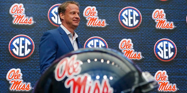 Mississippi head coach Lane Kiffin walks to the podium before speaking during NCAA college football Southeastern Conference Media Day on July 18, 2022, 在亚特兰大.
