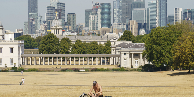 8월 14일 일요일 런던의 거의 텅 빈 그리니치 공원에서 한 남자가 일광욕을 하고 있다.