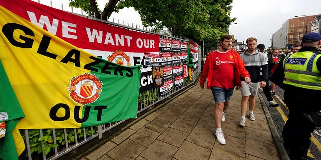 Furious Manchester United Fans Protest Ownership Ahead Of Liverpool ...