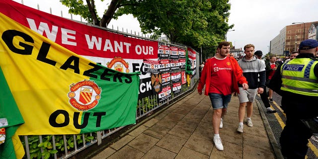 Furious Manchester United fans protest ownership ahead of Liverpool match | Fox News
