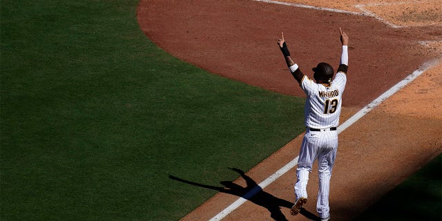 San Diego Padres' Manny Machado reacts as he scores from third off a three-run home run hit by Brandon Drury during the sixth inning of a baseball game against the San Francisco Giants, mercoledì, Ago. 10, 2022, in San Diego. (AP Photo / Gregory Bull)