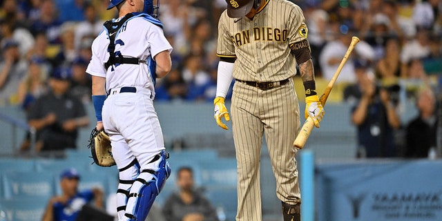 El tercera base de los Padres de San Diego, Manny Machado, baja la cabeza después de recibir strikes en la sexta entrada de un juego contra los Dodgers de Los Ángeles en el Dodger Stadium de Los Ángeles el 5 de agosto de 2022.