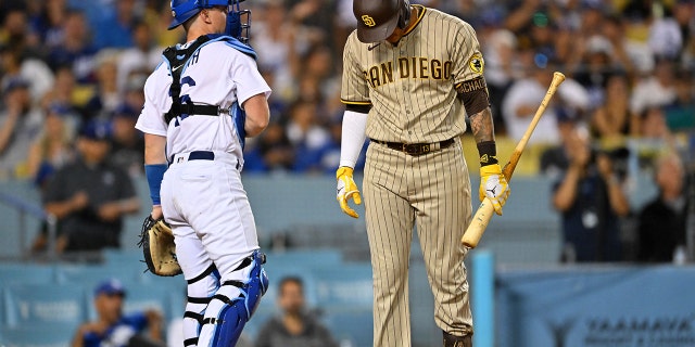 El tercera base de los Padres de San Diego, Manny Machado, baja la cabeza después de recibir strikes en la sexta entrada de un juego contra los Dodgers de Los Ángeles en el Dodger Stadium de Los Ángeles el 5 de agosto de 2022.