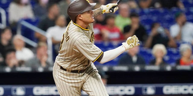 Manny Machado, de los Padres de San Diego, golpea un aparato ortopédico contra los Marlins, el 16 de agosto de 2022 en Miami.