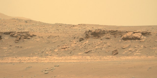 التقطت مركبة Mars Perseverance التابعة لناسا هذه الصورة باستخدام كاميرا Left Mastcam-Z.  Mastcam-Z عبارة عن زوج من الكاميرات يقعان عالياً على سارية العربة الجوالة.  تم الحصول على هذه الصورة في 16 أبريل 2022 (اليوم المريخي 411).