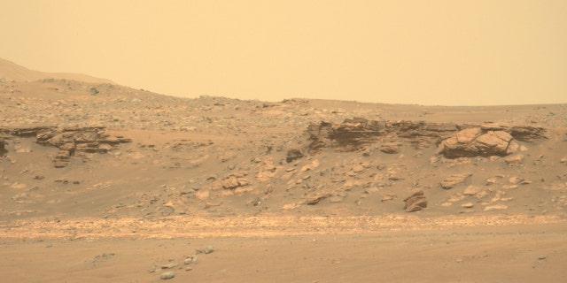 التقطت مركبة Mars Perseverance التابعة لناسا هذه الصورة باستخدام كاميرا Left Mastcam-Z.  Mastcam-Z عبارة عن زوج من الكاميرات يقعان عالياً على سارية العربة الجوالة.  تم الحصول على هذه الصورة في 16 أبريل 2022 (اليوم المريخي 411).