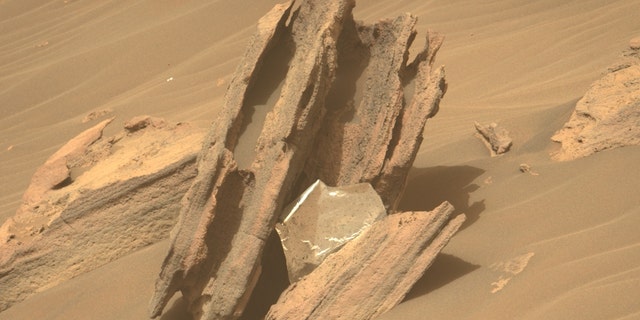 التقطت مركبة Mars Perseverance التابعة لناسا هذه الصورة باستخدام كاميرا Left Mastcam-Z.  Mastcam-Z عبارة عن زوج من الكاميرات يقعان عالياً على سارية العربة الجوالة.  تم الحصول على هذه الصورة في 13 يونيو 2022 (اليوم المريخي 467).