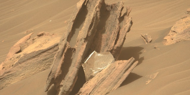التقطت مركبة Mars Perseverance التابعة لناسا هذه الصورة باستخدام كاميرا Left Mastcam-Z. Mastcam-Z عبارة عن زوج من الكاميرات يقعان عالياً على سارية العربة الجوالة. تم الحصول على هذه الصورة في 13 يونيو 2022 (اليوم المريخي 467).
