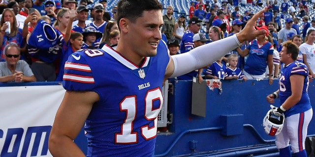 El pateador de despeje de los Buffalo Bills, Matt Araiza, saluda a los fanáticos después de un partido de fútbol de pretemporada de la NFL contra los Indianapolis Colts en Orchard Park, Nueva York, el sábado 13 de agosto de 2022. 