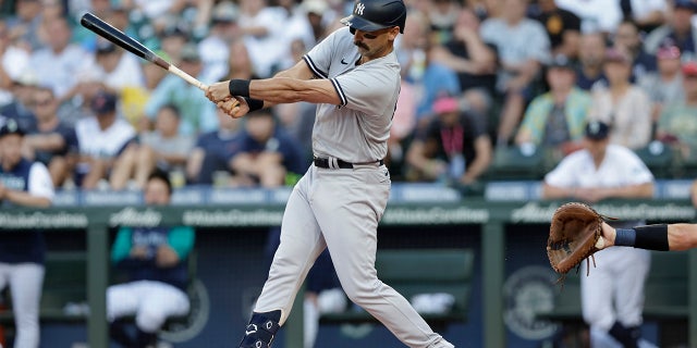 New York Yankees' Matt Carpenter hits a foul ball off his foot against the Seattle Mariners during the first inning of a baseball game, Maandag, Aug.. 8, 2022, in Seattle. He left the game after his at bat.