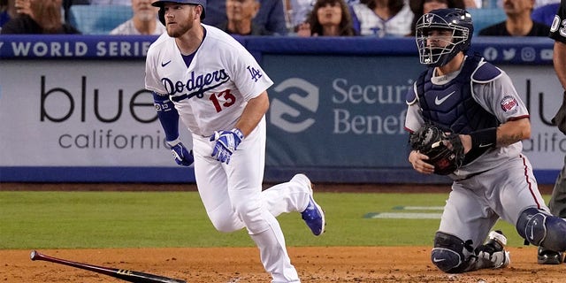 Los Angeles Dodgers' Max Muncy, sinistra, heads to first as he hits a solo home run as Minnesota Twins catcher Gary Sanchez watches during the second inning of a baseball game Wednesday, Ago. 10, 2022, a Los Angeles. 