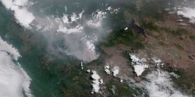 Fumée de l'incendie de McKinney dans le nord de la Californie