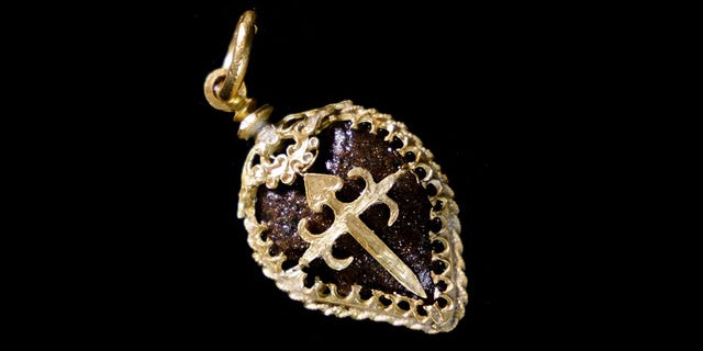 A golden pendant appears to be holding an Indian bezoar stone.