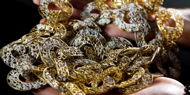 Sợi dây chuyền vàng 887 gram gồm 80 mắt xích tròn được trang trí bằng hoa thị bốn thùy này rất có thể được sản xuất tại Philippines.