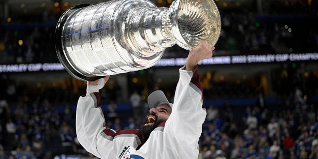 Le centre de l'Avalanche du Colorado Nazem Kadri soulève la coupe Stanley après que l'équipe a vaincu le Lightning de Tampa Bay lors du sixième match de la finale de la coupe Stanley le 26 juin 2022 à Tampa, en Floride.