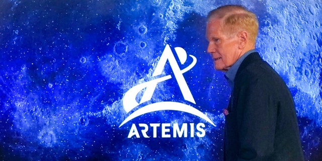 L'administrateur de la NASA, Bill Nelson, arrive à une conférence de presse pour discuter de l'état de la fusée lunaire de la NASA pour la mission Artemis 1 en orbite autour de la Lune au Kennedy Space Center, le lundi 29 août 2022, à Cap Canaveral, en Floride. 