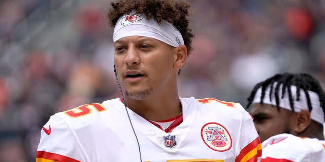 El mariscal de campo de los Kansas City Chiefs, Patrick Mahomes, escucha llamadas durante el juego de pretemporada de los Bears, el 13 de agosto de 2022, en Chicago.