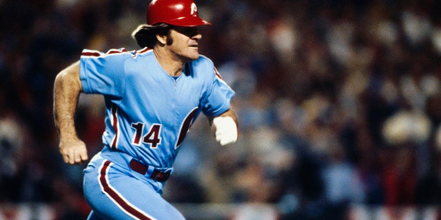 Pete Rose #14 de los Philadelphia Phillies se dirige a la primera base durante la Serie Mundial contra los Kansas City Royals en el Royals Stadium de Kansas City, Missouri, en octubre de 1980.