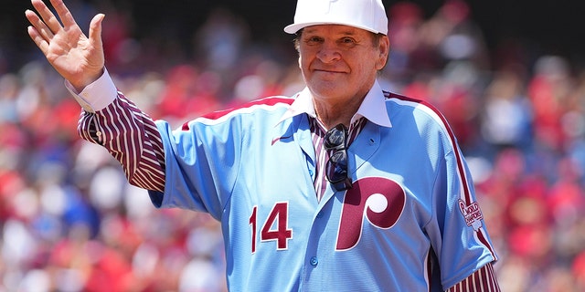 L'ancien joueur des Phillies de Philadelphie Pete Rose salue la foule avant le match contre les Nationals de Washington au Citizens Bank Park le 7 août 2022 à Philadelphie, en Pennsylvanie.