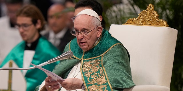 Le pape François s'adresse aux cardinaux dans la basilique Saint-Pierre au Vatican lors d'une messe le 30 août 2022.