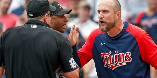 Minnesota Twins manager Rocco Baldelli, derecho, argues with umpires Marty Foster, izquierda, and Alan Porter after a review reversed a call that originally had Toronto Blue Jays' Whit Merrifield out at home in the 10th inning on Sunday, ago. 7, 2022, en Minneapolis. The Blue Jays won, 3-2, en 10 entrada.