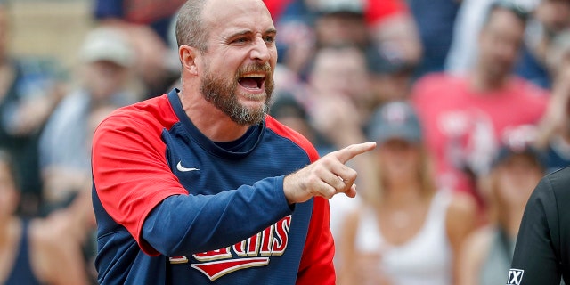 Minnesota Twins manager Rocco Baldelli, derecho, argues with umpires after a review reversed a call that originally had Toronto Blue Jays' Whit Merrifield out at home in the 10th inning, domingo, ago. 7, 2022, en Minneapolis.