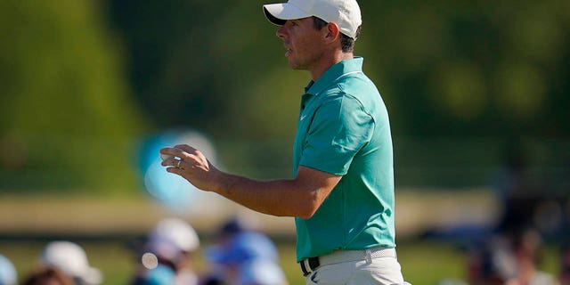 Rory McIlroy de Irlanda del Norte reacciona a la galería después de su putt en el hoyo 16 durante la tercera ronda del torneo de golf BMW Championship en Wilmington Country Club el 20 de agosto de 2022, en Wilmington, Delaware. 