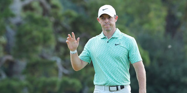 Rory McIlroy de Irlanda del Norte reacciona a su birdie en el séptimo green durante la ronda final del Tour Championship en East Lake Golf Club el 28 de agosto de 2022 en Atlanta, Georgia.