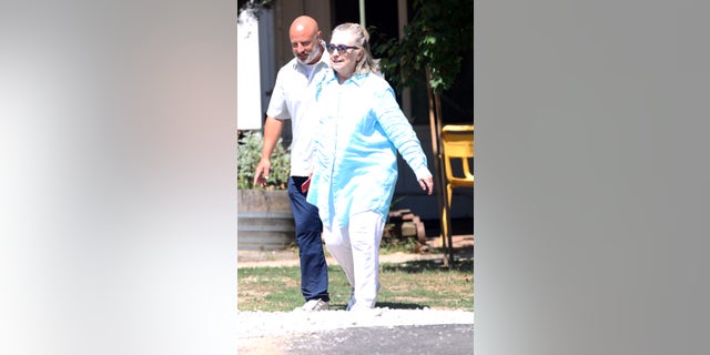 Hillary Clinton vista en una salida de café en los Hamptons sin Bill a la vista
