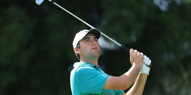 Scottie Scheffler, des États-Unis, joue un coup au 11e trou lors de la dernière manche du championnat TOUR au East Lake Golf Club le 28 août 2022, à Atlanta, en Géorgie.