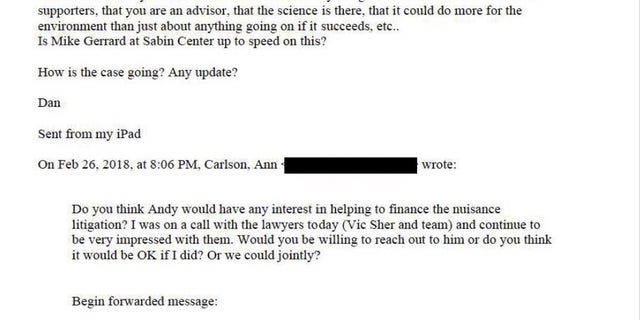 Dan Emmett envia um e-mail para Ann Carlson, dizendo que ela pode mencionar a possíveis doadores que ele e a Fundação Leonardo DiCaprio, na época liderada pelo CEO Terry Tamminen, são 