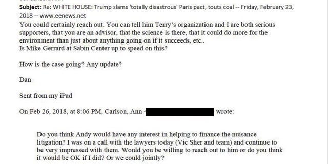 Dan Emmett envia um e-mail para Ann Carlson, dizendo que ela pode mencionar a possíveis doadores que ele e a Fundação Leonardo DiCaprio, na época liderada pelo CEO Terry Tamminen, são "sérios apoiadores" do litígio de Sher Edling.