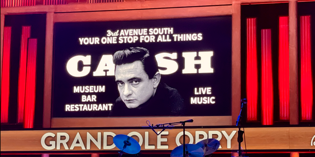 A imagem de Johnny Cash é vista em todos os lugares da Cidade da Música, inclusive neste anúncio durante uma apresentação no Grand Ole Opry promovendo sites de Cash no centro de Nashville. 