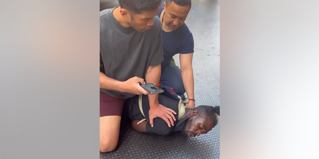 Ro Malabanan, un luchador e instructor de MMA, inmovilizó a un hombre que presuntamente atacó a personas en el distrito Soho de Nueva York el 27 de julio de 2022.