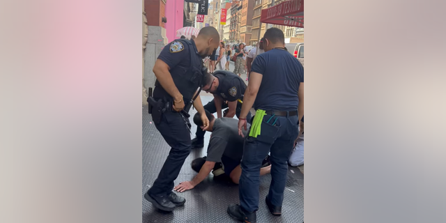 Ro Malabanan derribó a un hombre que supuestamente estaba atacando a personas en la ciudad de Nueva York el 27 de julio de 2022.