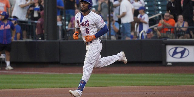 Starling Marte dari New York Mets menjalankan base setelah home run inning pertamanya selama pertandingan bisbol melawan Cincinnati Reds, Senin, 8 Agustus 2022, di New York.