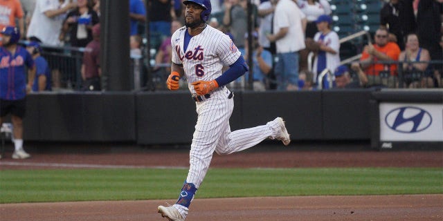 Starling Marte, de los Mets de Nueva York, corre las bases después de su primer jonrón en un partido de béisbol contra los Rojos de Cincinnati, el lunes 8 de agosto de 2022, en la ciudad de Nueva York.