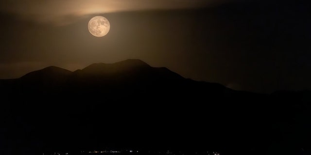 اكتمال القمر فوق سانتا كلاريتا ، كاليفورنيا في 13 يوليو 2022. 