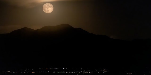 La pleine lune au-dessus de Santa Clarita, en Californie, le 13 juillet 2022. 