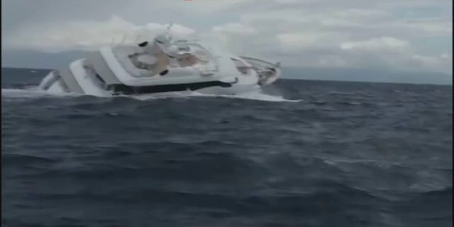 El hundimiento de un superyate frente a las costas italianas captado en vídeo