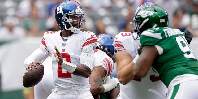 New York Giants quarterback Tyrod Taylor looks to pass against the New York Jets, Sunday, Aug. 28, 2022.