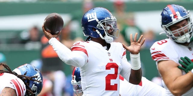 Tyrod Taylor throws