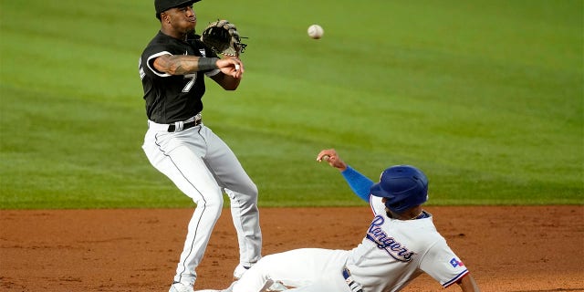 Chicago White Sox shortstop Tim Anderson throw to first to complete the double play after forcing Texas Rangers' Marcus Semien at second in the first inning of a baseball game, 木曜日, 8月. 4, 2022, アーリントンで, テキサス. Corey Seager was out at first.