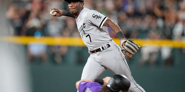 Chicago White Sox shortstop Tim Anderson, 戻る, forces out Colorado Rockies' Brendan Rodgers at second base on the front end of a double play hit into by Ryan McMahon to end the sixth inning of a baseball game Tuesday, 7月 26, 2022, デンバーで. 