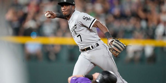 Chicago White Sox shortstop Tim Anderson, 戻る, forces out Colorado Rockies' Brendan Rodgers at second base on the front end of a double play hit into by Ryan McMahon to end the sixth inning of a baseball game Tuesday, 7月 26, 2022, デンバーで.