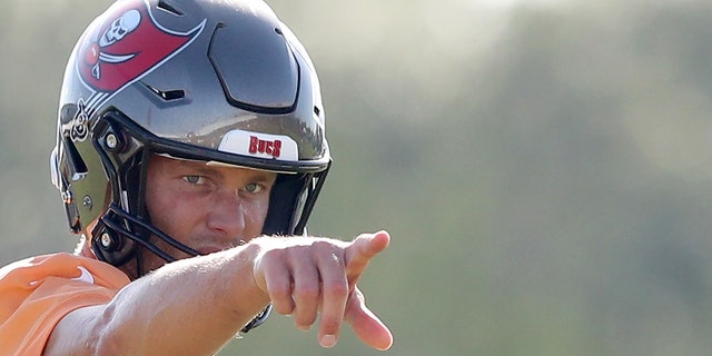 Tom Brady indica la copertura difensiva durante il campo di addestramento dei Buccaneers il 7 agosto 2022 a Tampa, in Florida.